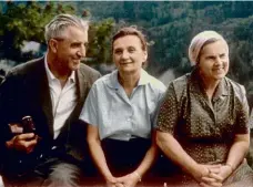  ??  ?? 2x foto: Michal Krumphanzl, ČTK a archiv ČTK
Po komunistic­kém převratu Vladimír Krajina (vlevo) odešel s rodinou do Kanady. Na snímku uprostřed je jeho žena Marie.