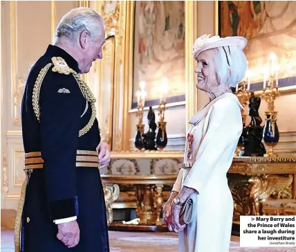  ?? Jonathan Brady ?? > Mary Berry and the Prince of Wales share a laugh during
her investitur­e