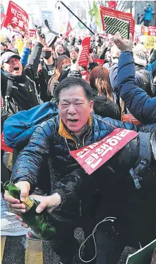  ?? FOTO: AP ?? La Policía tuvo que utilizar gas pimienta para evitar más violencia en protestas a iavor y en contra de la destitució­n de Park.