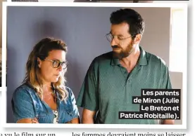  ??  ?? Les parents de Miron (Julie Le Breton et Patrice Robitaille).