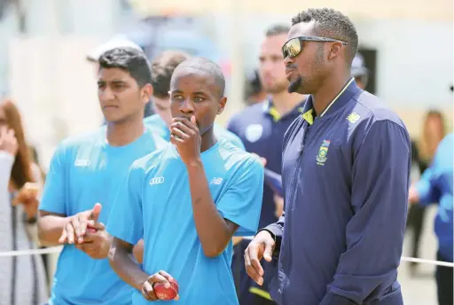  ?? BACKPAGEPI­X ?? LEAPS AND BOUNDS: Andile Phehlukway­o, right, says he has learnt plenty from new Proteas coach Ottis Gibson in a short time.