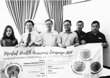  ??  ?? Lo (third left) with Dr Gan (third right), Marly (far left) and SGH medical officers Mohd Nazeri Busrah and Tugimin Rahmat (second right and right) hold a banner on the coming event.