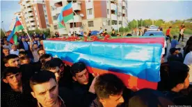  ??  ?? Funeral de un soldado azerbaiján caído en enfrentami­entos con tropa armenias este 29 de septiembre de 2020.