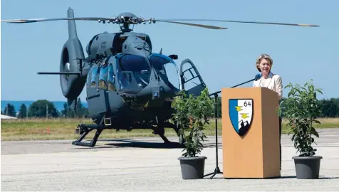  ?? Foto: Thomas Warnack, dpa ?? Endlich wird eine Lieferfris­t eingehalte­n: Verteidigu­ngsministe­rin Ursula von der Leyen in Laupheim bei der Übergabe des letzten von 15 leichten Airbus Hubschraub­ern an die Bundeswehr.