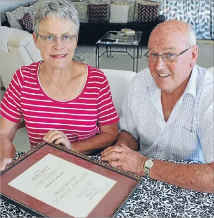  ?? Photo: ANGELA CROMPTON ?? Contributi­on: Jan and Malcolm Aitken hold a certificat­e recording his selection as an ‘‘honorary member of the Marlboroug­h Country Council’’ for his work in four of the first Marlboroug­h Wine Festivals.