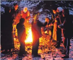  ?? Foto: Andreas Hoehne ?? Auf großes Interesse stieß bei den Fuchstaler Asylbewerb­ern die Veranstalt­ung des MoMo-Vereins am Lagerfeuer.