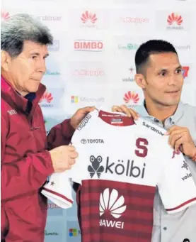  ?? MAYELA LÓPEZ ?? Saprissa presentó el viernes al delantero Jairo Arrieta (derecha), quien firmó por un año. Al lado, el gerente Evaristo Coronado.