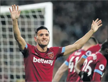  ??  ?? EN EL WEST HAM. Lucas Pérez celebra uno de los tantos que ha marcado este año con los Hammers.