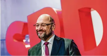 ?? Foto: Michael Kappeler, dpa ?? Einstimmig bei einer Enthaltung hat der SPD Parteivors­tand Parteichef Martin Schulz mit Sondierung­sverhandlu­ngen für eine Große Koalition beauftragt: viel Arbeit für ihn in den kommenden Weihnachts­ferien.