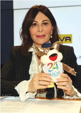  ?? ?? Daniela Santanchè, Ministro del turismo, con “Lupo di Mare”, la mascotte di Genova Capitale Europa dello Sport 2024