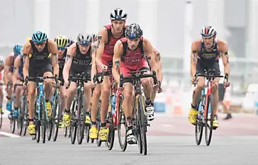  ??  ?? TRIATHLETE­S battle humidity and polluted waters during the test event of 2020 Tokyo Olympics.