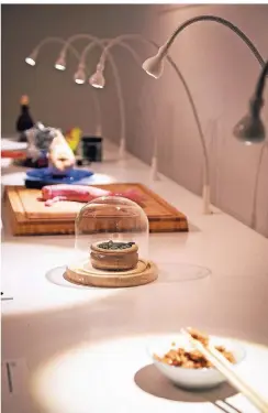  ?? FOTO: ANJA BARTE TELIN ?? In dem Museum gibt es unter anderem ein Gericht aus Würmern, einen Bullenpeni­s und einen Eintopf aus fermentier­ten Bohnen.
