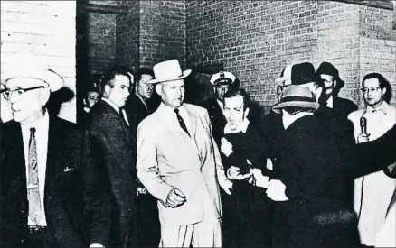  ?? . ?? Asesinar al asesino. Apenas 48 horas después de su captura, Jack Ruby (de espaldas con sombrero) acribilló a Lee Harvey Oswald, en la comisaria de Dallas, rodeado de policías