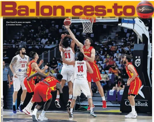  ??  ?? Pau Gasol le pone un tapón a Arsalan Naeini.