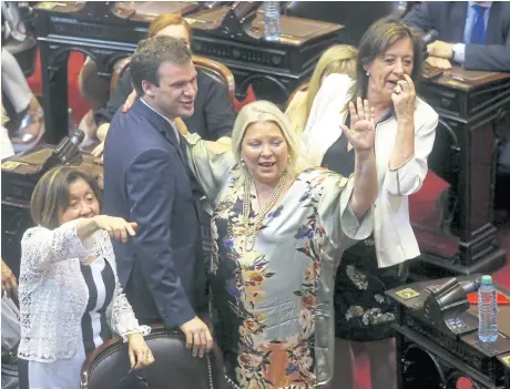  ??  ?? La diputada oficialist­a Elisa Carrió, ayer, en la ceremonia de jura