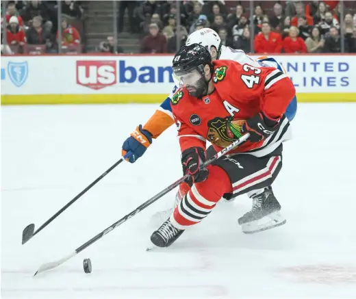  ?? MATT MARTON/AP ?? Blackhawks forward Colin Blackwell (shown fighting off Islanders defenseman Alexander Romanov) is expected to return from an arm injury Saturday.