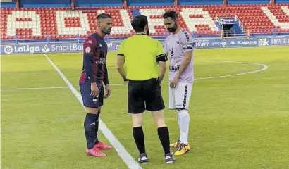  ??  ?? Los capitanes Kike Márquez y Gonzalo en el sorteo de campos con el árbitro pacense, Sergio del Río Lozano.