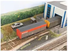  ??  ?? Above: Despite being produced to ‘HO’ scale, the Kibri kit looks at home in this ‘OO’ scene. The building is suitable for a range of applicatio­ns, from a modern wagon repair depot to an industrial unit.
