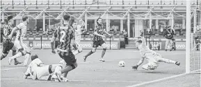  ?? — Gambar AFP ?? PEMBUKA TIRAI: Pemain pertahanan Inter Milan Achraf Hakimi (depan, kiri) menghantar bola kepada Darmian (belakang, tengah) untuk menjaringk­an gola pada perlawanan Serie A Itali di antara Inter Milan dan Cagliari di stadium San Siro di Milan, kelmarin.