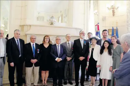  ??  ?? En angle de photo à gauche Monseigneu­r Norbert Turini. Les personnali­tés présentes autour de Mardoré Bensoussan