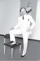  ?? ASSOCIATED PRESS ?? Journalist and novelist Tom Wolfe shows off a trademark white suit in November 1986. Wolfe died Monday at a hospital in Manhattan.