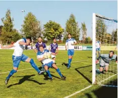  ?? Foto: Rony Schneider ?? Wie hier Gero Wurm diesen Kopfball nicht im Dinkelsche­rbener Tor unterbring­en konnte, fehlte es den Langerring­ern oft am Spielglück.