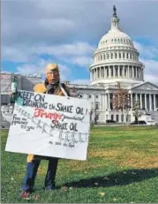  ?? AFP ?? A protester dressed as US President Donald Trump US Capitol in ■
Washington, DC