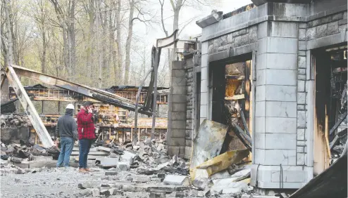  ?? PHOTOS: RYAN REMIORZ / THE CANADIAN PRESS ?? People on Monday look over the scene in Montreal after a fire destroyed a $19.5-million mansion under constructi­on
for Mindgeek executive Feras Antoon. Mindgeek is the parent company of the website Pornhub.