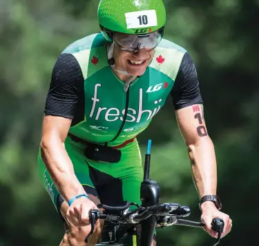  ??  ?? Le Canadien Lionel Sanders au triathlon Ironman, en mai 2015, dans les Woodlands, au Texas. Il a vaincu sa toxicomani­e grâce à la pratique du sport.
