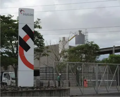  ?? MELISSA FERNÁNDEZ ?? De los tres allanamien­tos, el que más se extendió fue el de Holcim en sus instalacio­nes en Pavas, San José. La empresa también tiene un centro de distribuci­ón en Alajuela.