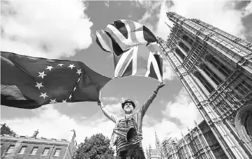  ?? — AFP photo ?? Pro-European Union demonstrat­ors protest outside the Houses of Parliament in central London against the first vote on a bill to end Britain’s membership of the EU. Deepening uncertaint­ies over the direction and timetable of Brexit negotiatio­ns may...