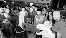  ?? - Bernama photo ?? Sarawak Chief Minister Datuk Patinggi Abang Johari Tun Openg at the Aidilfitri Open House of PBB Youth deputy chief Fazzrudin Abdul Rahman.