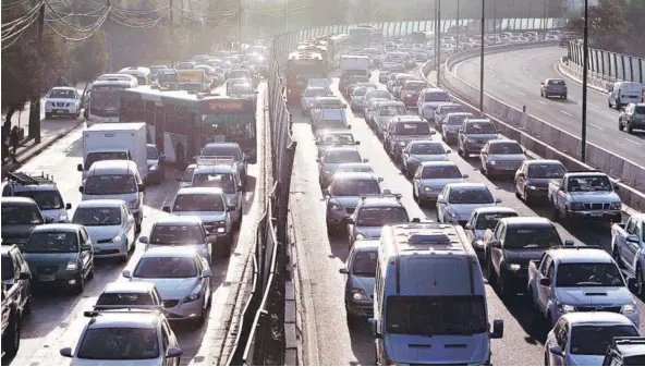  ??  ?? ► Vehículos circulando por una autopista urbana de Santiago en 2015.