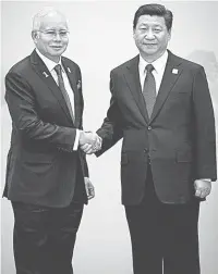  ?? — Gambar Bernama ?? ERATKAN HUBUNGAN: Najib bersama Xi ( kanan) ketika bertemu pada majlis resepsi bersama Ketua-Ketua Negara Kerjasama Ekonomi Asia Pasifik (APEC) di Yanqi Lake di Beijing, semalam.