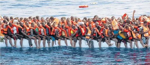  ??  ?? Fahrten übers Mittelmeer in überfüllte­n Schlauchbo­oten enden häufig tödlich. Diese Flüchtling­e wurden im Vorjahr geborgen.