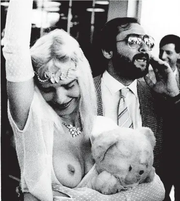  ?? EFE ?? El periodista Àngel Casas, junto a la actriz italiana Cicciolina, en una imagen de 1987.