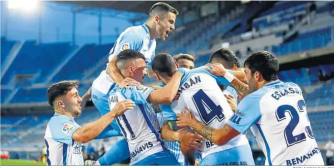  ?? REPORTAJE GRÁFICO: MARILÚ BÁEZ ?? Los jugadores celebran el gol de Lombán.