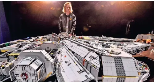  ?? FOTO: IMAGO IMAGES ?? Groß war ihm nicht groß genug: Der Tscheche Radek Popik baute ein „Millennium Falcon“-Raumschiff aus 75.000 Legosteine­n, 1,70 Meter lang.