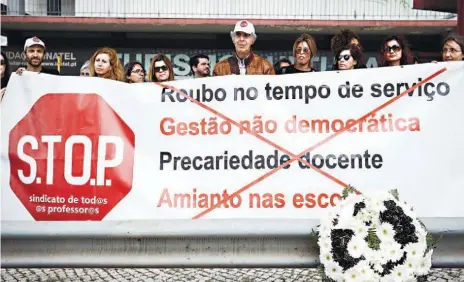  ??  ?? Novo sindicato STOP tentou ontem entregar uma coroa de flores no Ministério, que foi recusada