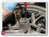  ??  ?? 19/ Using circlip pliers to extricate the wheel bearing locking circlip.