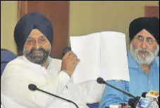  ?? KARUN SHARMA/HT ?? Shiromani Akali Dal leaders Maheshinde­r Singh Grewal (left) and Daljit Singh Cheema addressing a press conference in Chandigarh on Friday.