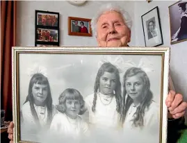  ?? ROSS GIBLIN/STUFF ?? Madeline Anderson at 109 with a photo of herself, right at 12. She died in 2018.