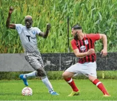  ?? Foto: Andreas Lode ?? Auf den letzten Drücker setzten sich Justin Djondo‰Pacham (links) und der TSV Täfer‰ tingen beim VfR Foret (rechts Tolunay Bakar) mit 4:3 durch.