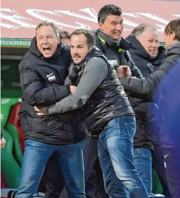  ?? Foto: Imago ?? Der Last Minute Sieg gegen Werder Bremen hat beim FC Augsburg für gute Stimmung gesorgt. Das ist auch ein Verdienst des neuen Trainers Manuel Baum (rechts), unter dem die Mannschaft ein neues Gesicht zeigt.