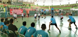  ?? DISPARPORA FOR JAWAPOS ?? JAGA SPORTIVITA­S: Pertanding­an bola voli antarpelaj­ar porkab di lapangan indoor GOR Delta.