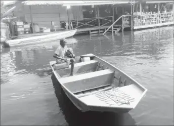  ?? ?? A porknocker leaving a shop in a boat from the flooded Pappy Show landing