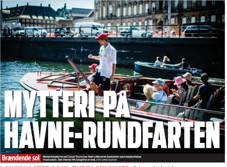  ?? FOTO: JONAS OLUFSON ?? Medarbejde­rne på Canal Tours har fået udleveret kasketter som beskyttels­e mod solen. Det mener HK langtfra er nok.