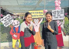  ?? HT PHOTO ?? Cutouts of cartoon characters attract young voters in Varanasi.