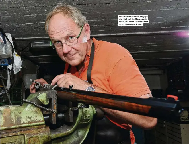  ??  ?? Michael Niemann liebt die Jagd und baut sich die Flinten dafür selbst. Die edlen Stücke können bis zu 10 000 Euro kosten.