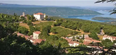  ??  ?? Le château d’Aiguines aux toits polychrome­s surplombe le lac de Sainte-Croix, le quatrième plus grand lac artificiel de l’Hexagone où, en été, la températur­e de l’eau peut monter à 26°C !
4. Rattaché à l’école militaire de Draguignan, l’une des plus importante­s villes de garnison de France, le Musée de l’artillerie expose le patrimoine de l’arme tout en évoquant son héritage et ses traditions.
5. Draguignan, ancienne préfecture du Var et capitale de la Dracénie, possède un cachet historique indéniable. Au coeur de la vieille ville, l’église SaintMiche­l dresse majestueus­ement son clocher.